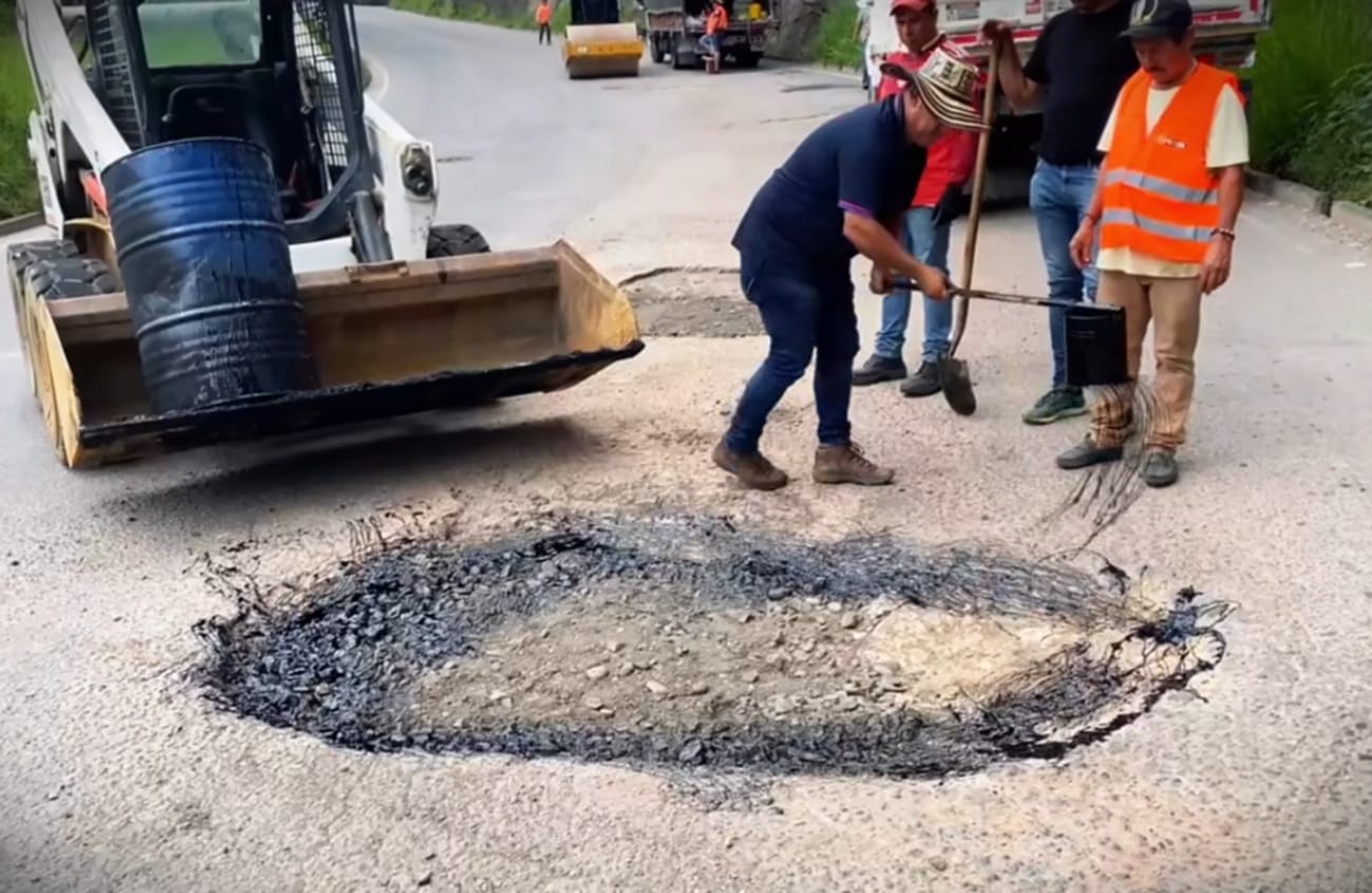 Transportadores y empresarios aportaron para tapar huecos  en la vía Oiba - San Gil