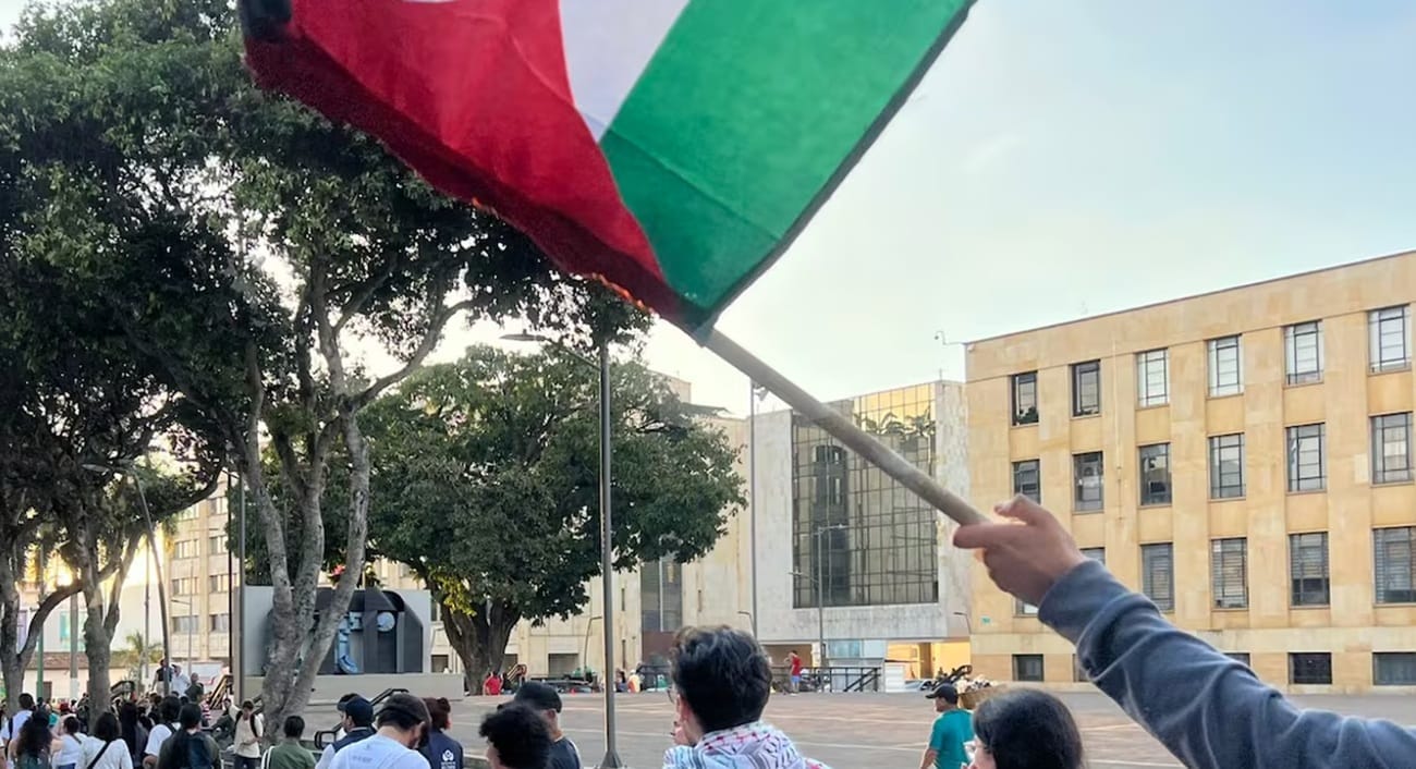 Encapuchados dañaron la fachada de la Alcaldía de Bucaramanga en marcha pro Palestina