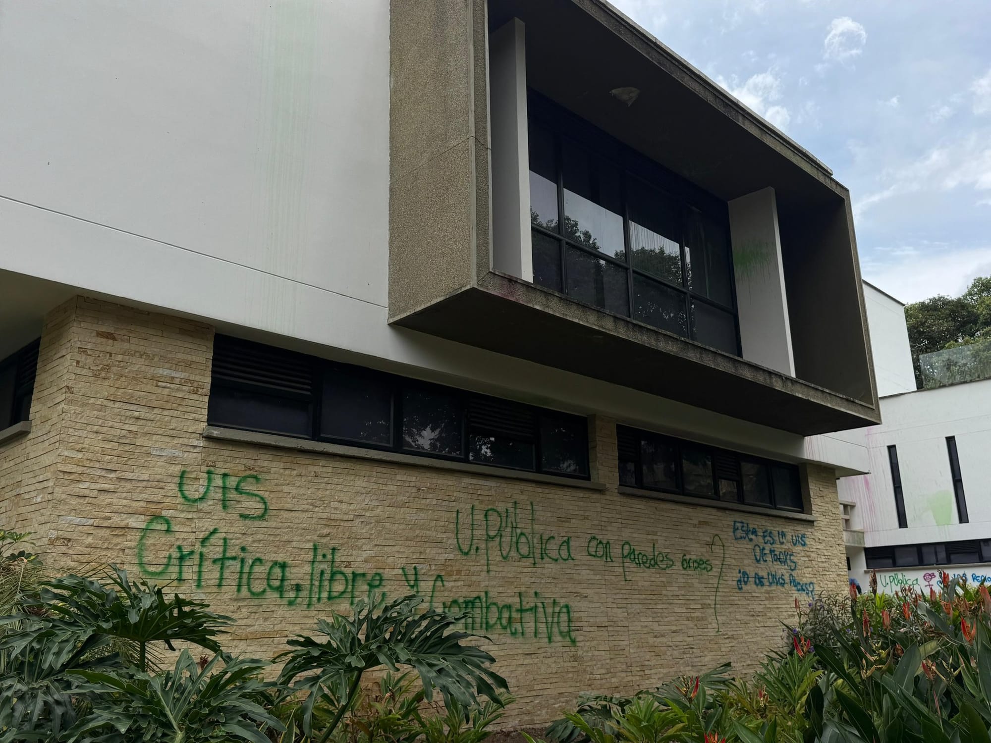 Encapuchados vandalizaron edificio recién inaugurado de la Universidad Industrial de Santander