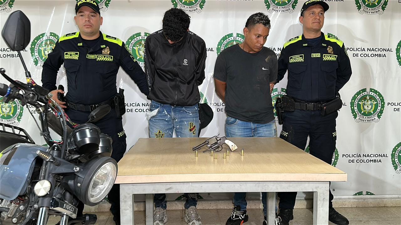 Capturados dos hombres mientras intimidaban con arma de fuego a ciudadanos en Bucaramanga