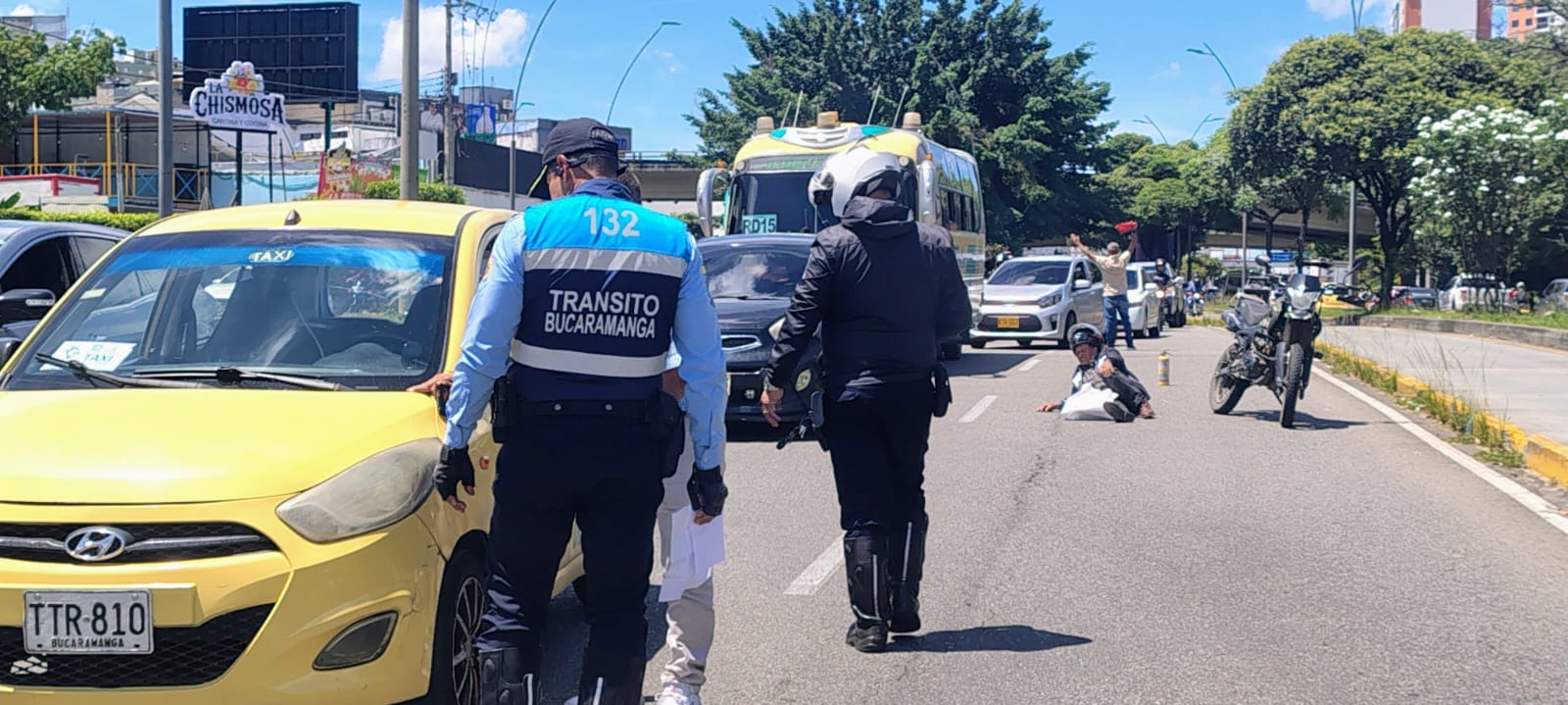 Accidente de tránsito genera congestión vehicular en la Puerta del Sol, Bucaramanga