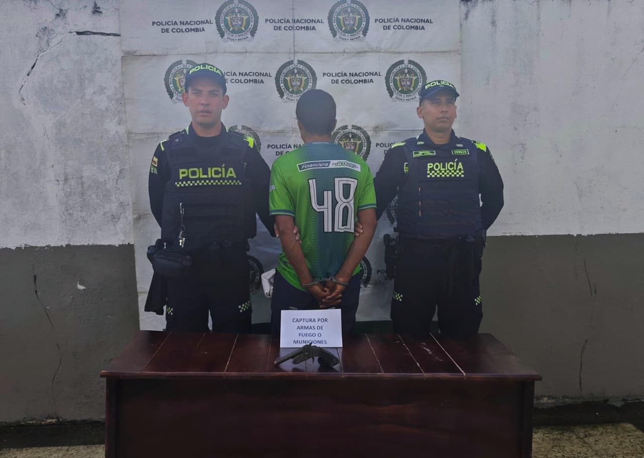 Policía de Santander evita tragedia en Sabana de Torres tras detención de un joven quien cargaba un arma de fuego