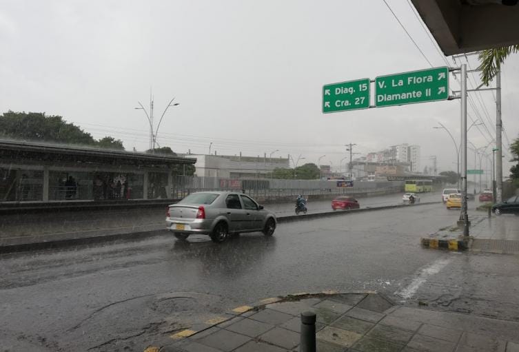 Fuerte aguacero matutino genera múltiples accidentes en Bucaramanga
