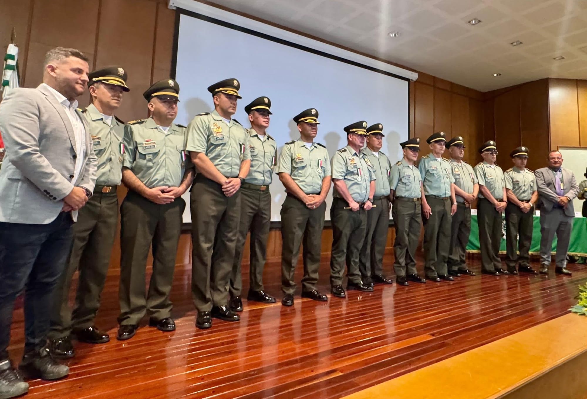 Exaltación en reconocimiento a labores de la Policía Nacional
