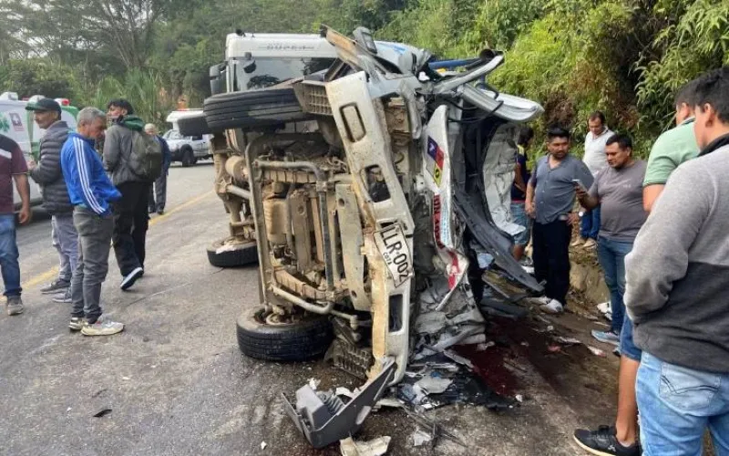 Dos personas heridas tras violento impacto de vehículos de carga en Santander