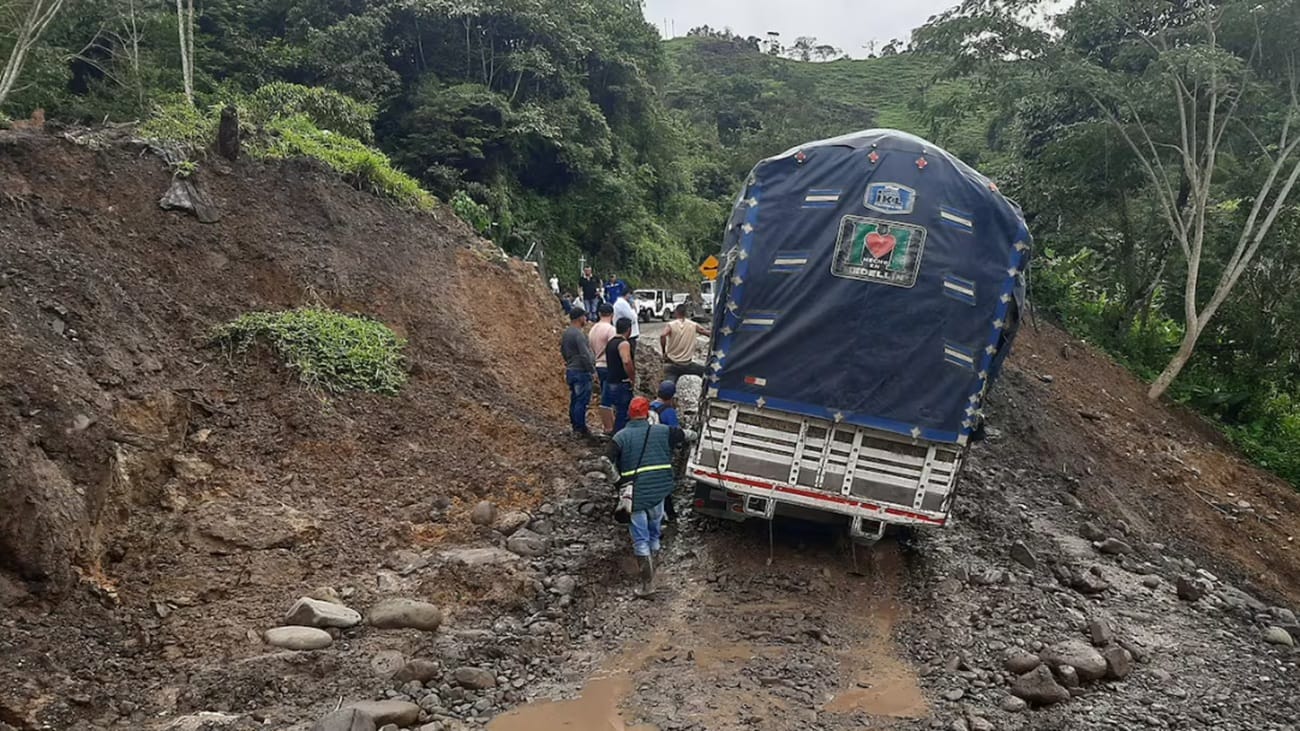 Pésima red vial en Santander confina personas y provincias