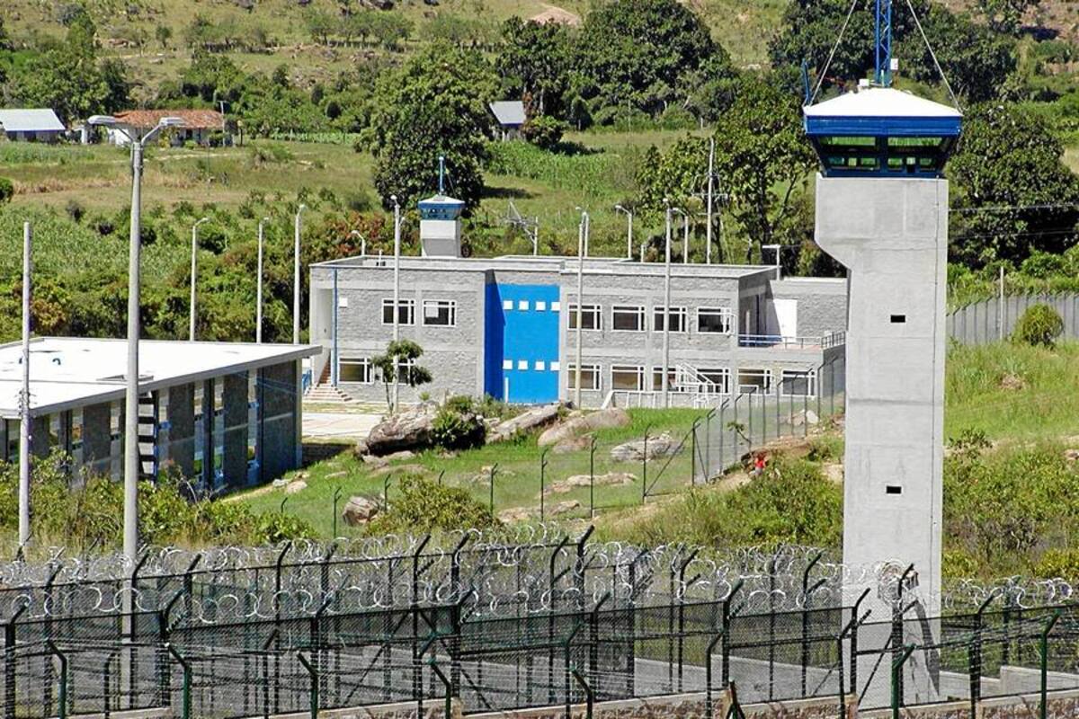 Diez días completan en huelga de hambre dos reclusos que se cosieron la boca en la cárcel de Palogordo, Girón