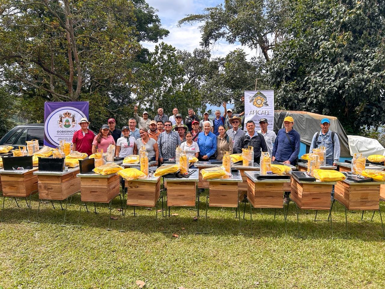 Entrega de suministros a los apicultores de Floridablanca