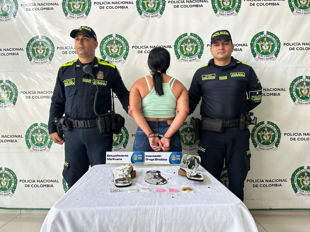 Capturan en Bucaramanga a mujer que escondía gran cantidad de drogas en su calzado