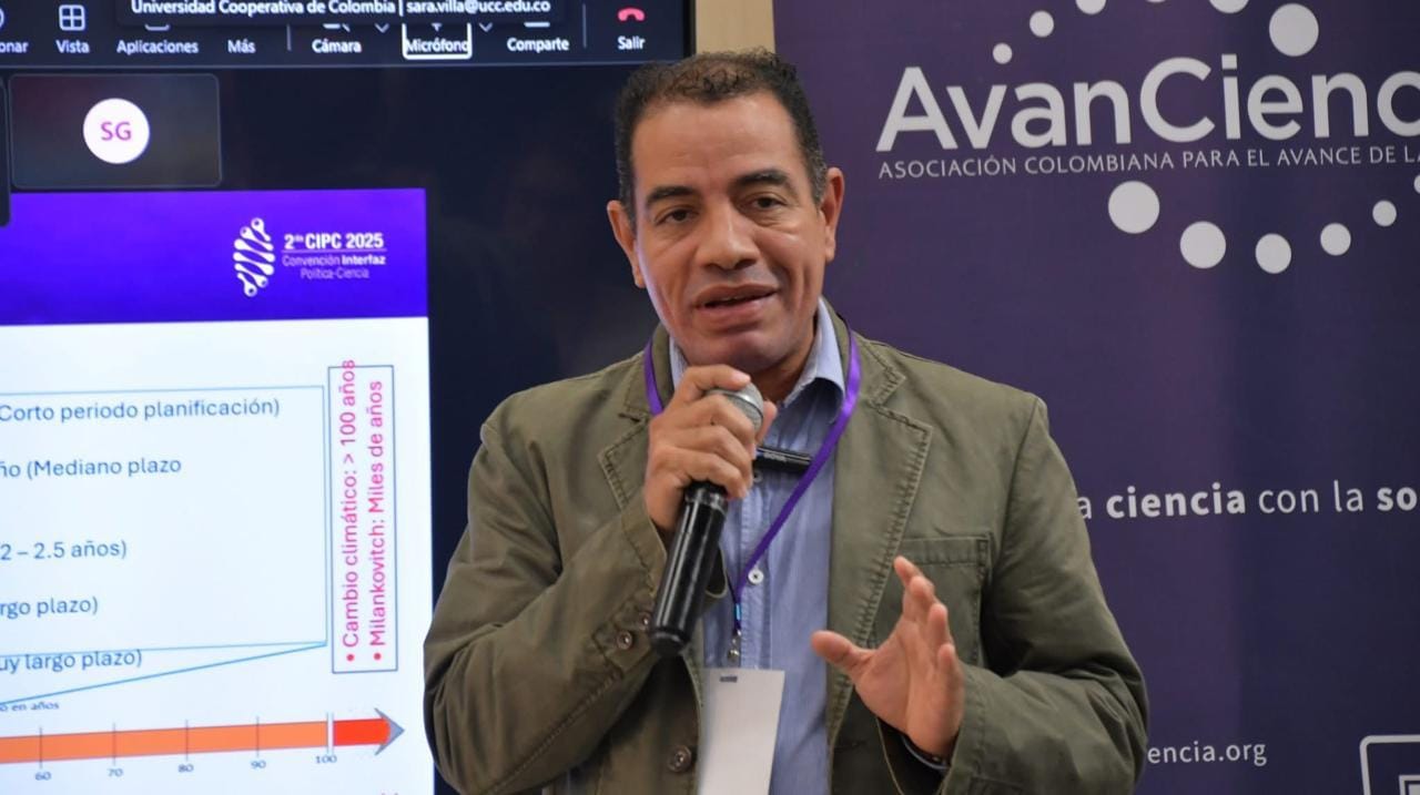 Docente de las UTS gana primer lugar en convención nacional de política y ciencia