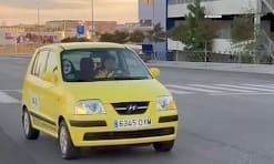¡Taxi libre… pero en España! Un bumangués lleva su amor patrio sobre ruedas