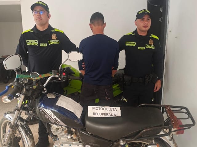 Hombre en Santander fue sorprendido por la policía conduciendo una motocicleta robada