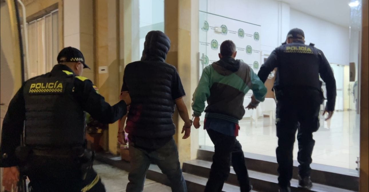 Tras rápida denuncia, caen dos ladrones en el centro de Bucaramanga, estaban armados