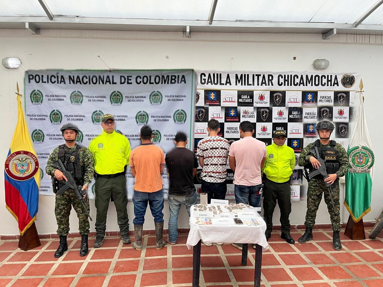 Desmantelan punto de drogas en Santander y capturan a cuatro hombres con estupefacientes.