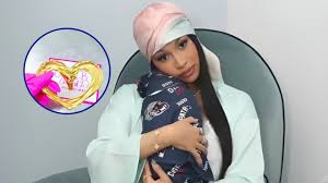 Cardi B convirtió el cordón umbilical de su bebé en una pieza bañada en oro