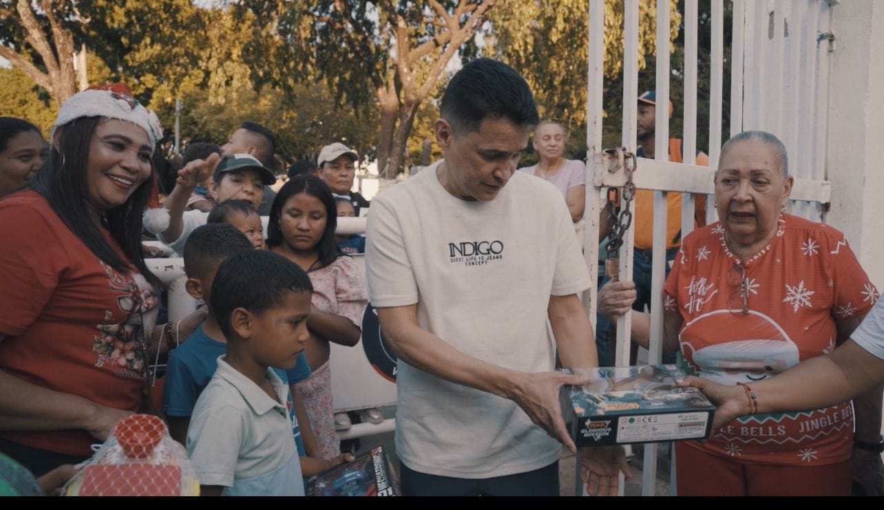 Jorge Celedón cierra el año con jornada navideña en Villanueva