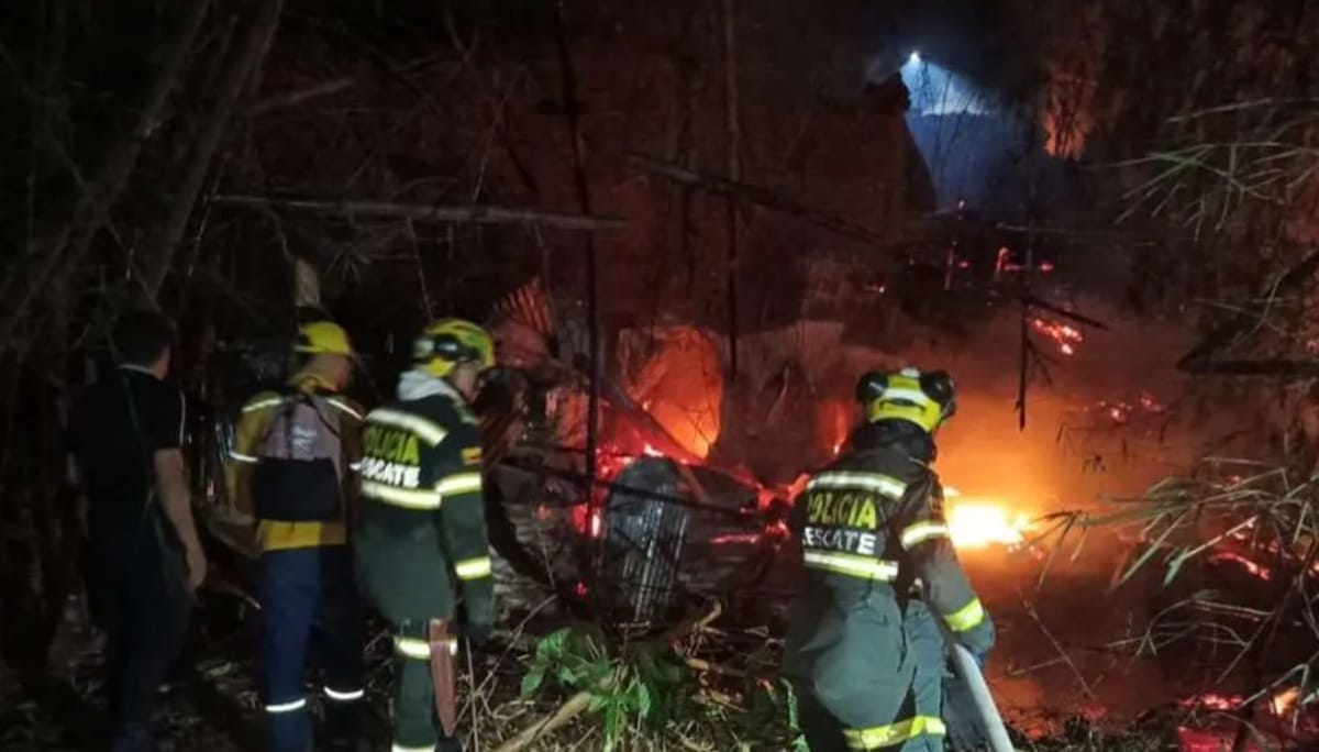 Incendio arrasó con más de 50  viviendas y deja numerosas familias sin nada en el asentamiento humano Doce de Octubre en Bucaramanga