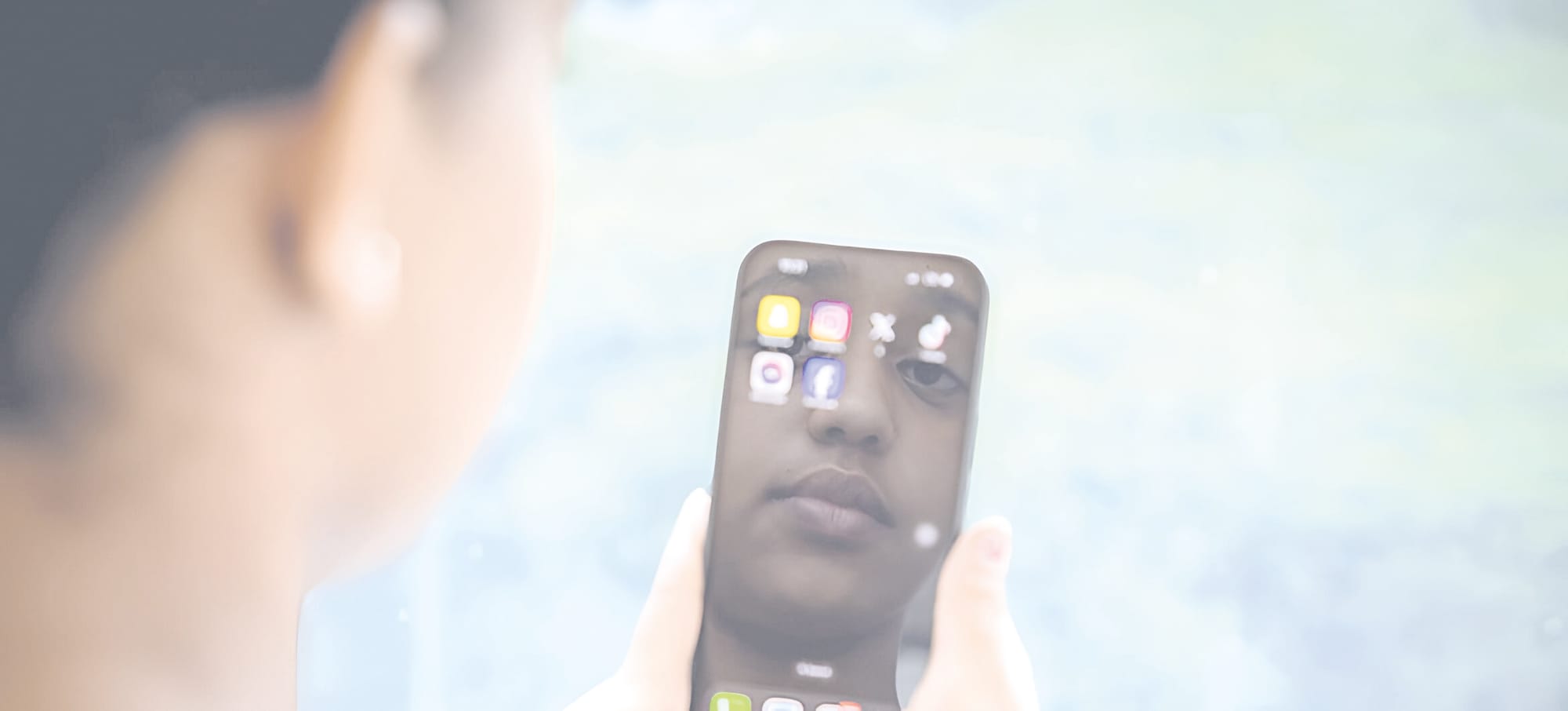 Grupos criminales reclutan jóvenes en  Colombia a través de redes sociales