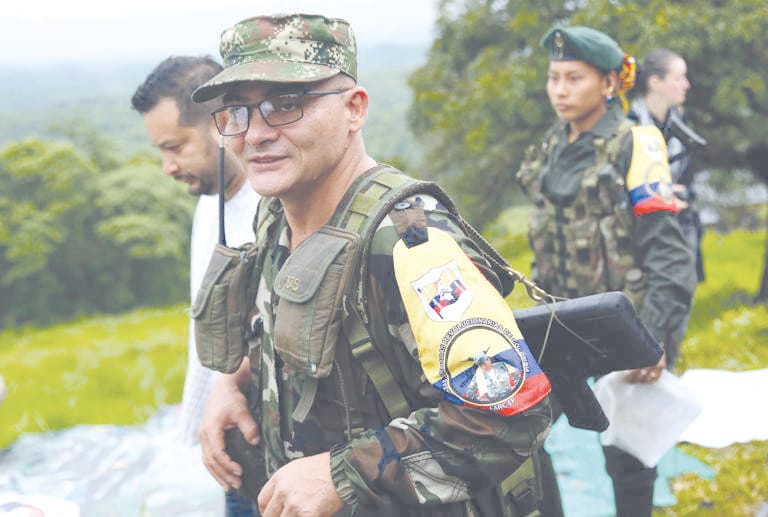 Gustavo Petro en la guerra de guerrillas Petro ordena bombardeo contra ‘Mordisco’ y defiende a ‘Calarcà’