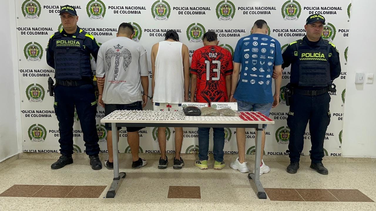 Policía sorprende a cuatro hombres con arsenal de estupefacientes en Floridablanca