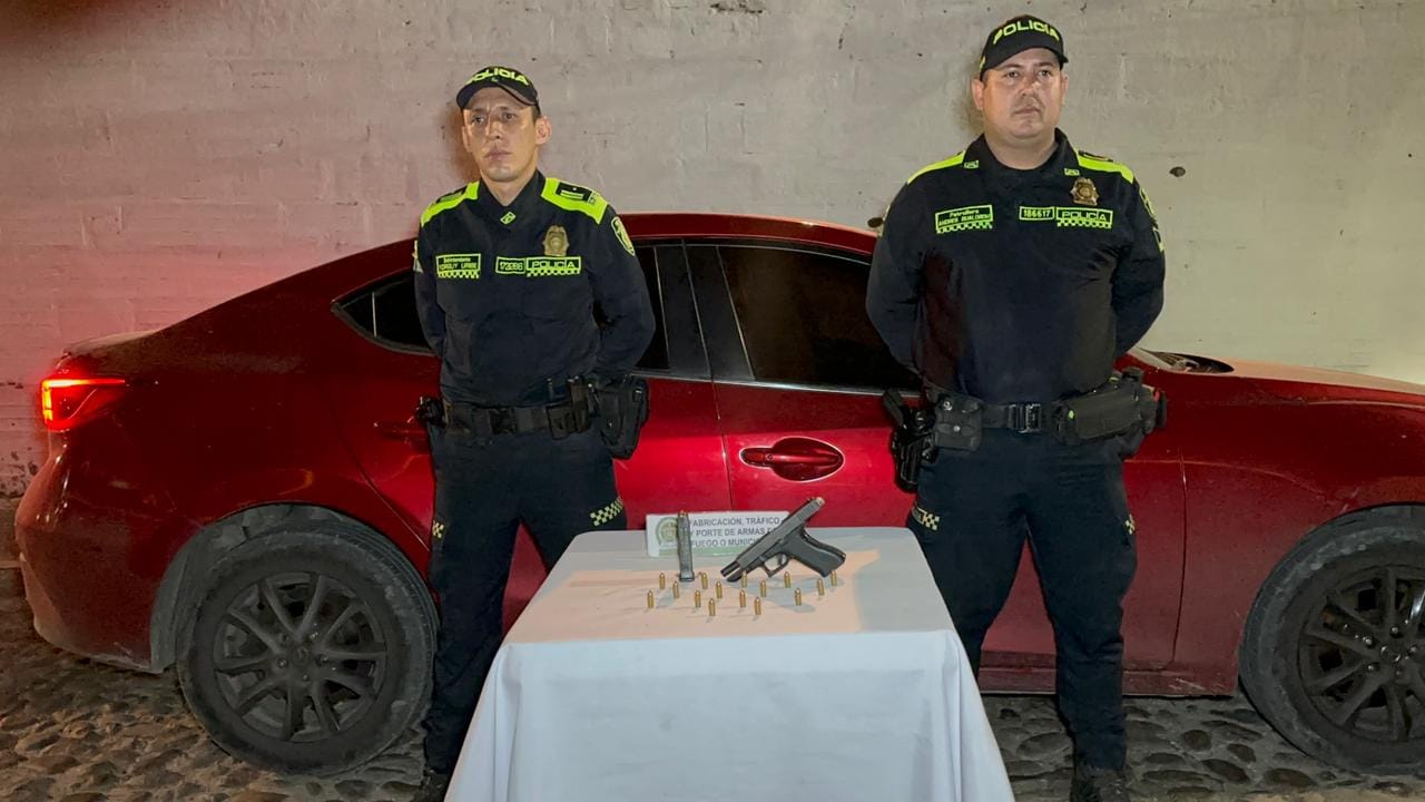 Menor de edad fue sorprendido con un carro hurtado y arma de fuego en Girón