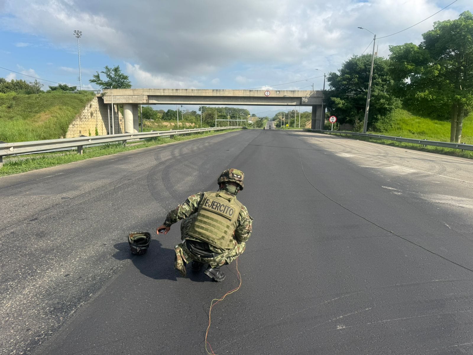 Ejército neutraliza explosivos en vía de Magdalena Medio