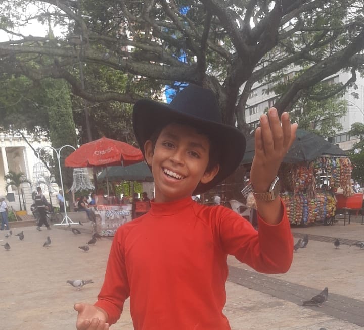 Julio César Arias cantó “Jornalero” junto a su ídolo