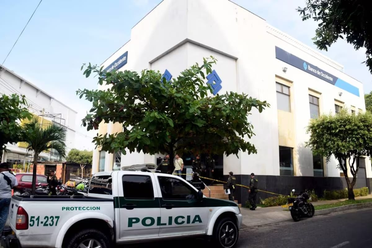Atracan sucursal bancaria en Santander