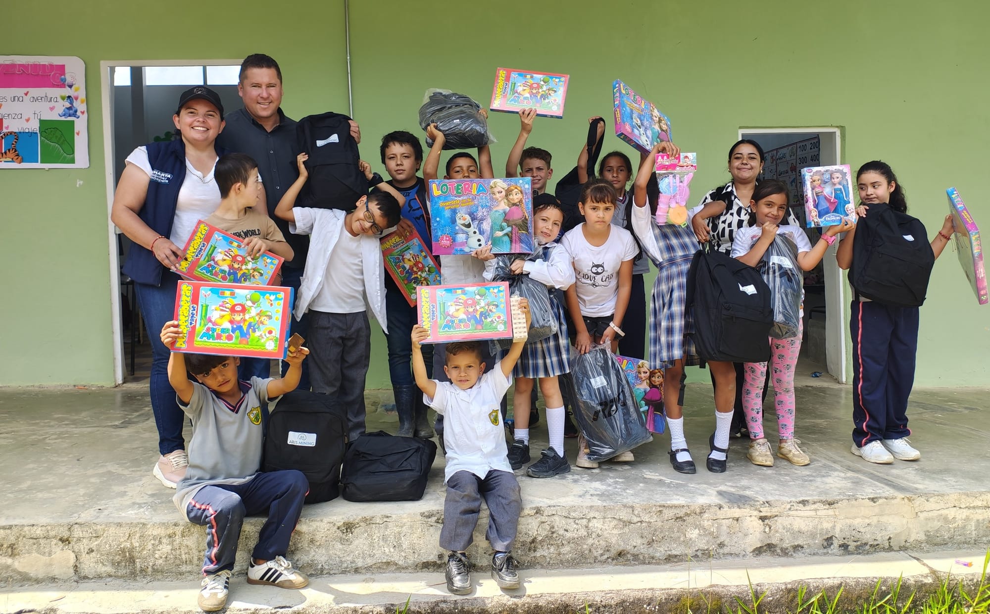 Entrega de kits escolares y mucha alegría en Charta