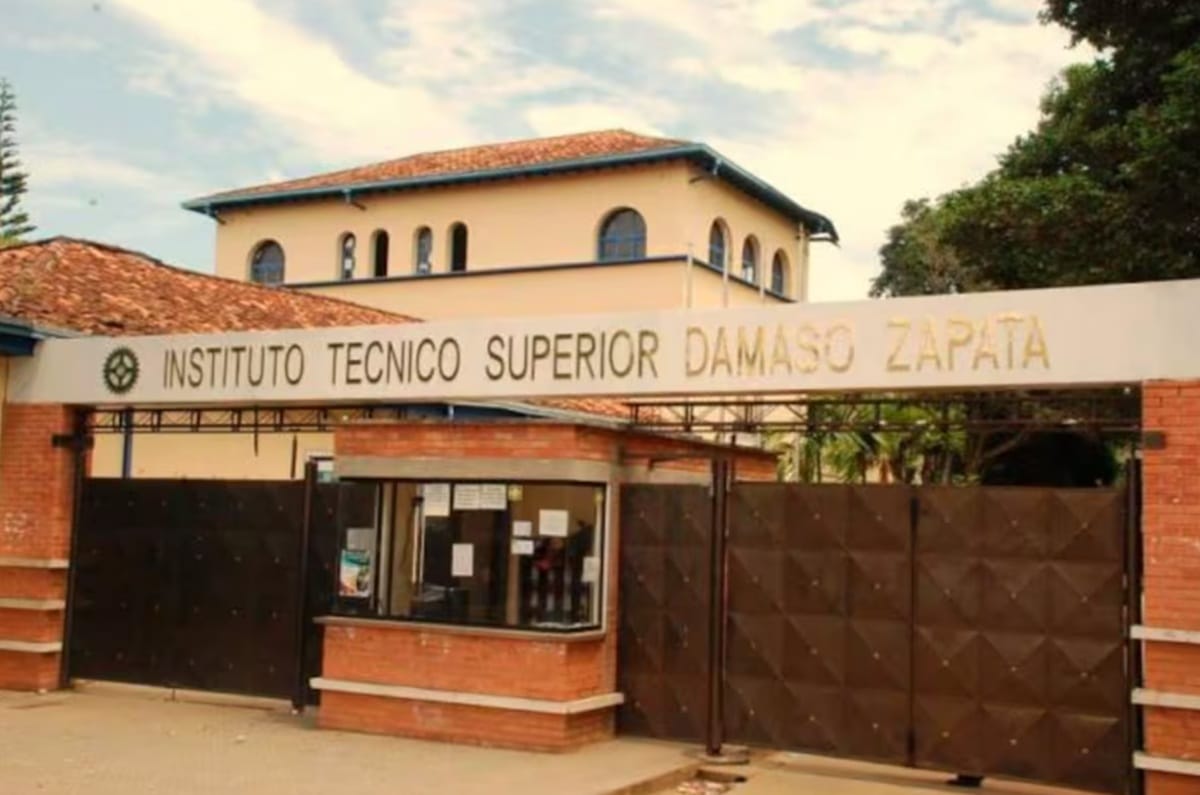 Vuelve y juega la Institución Educativa Dámaso Zapata en su necesidad de reconstrucción