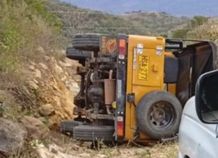 Volcó su carro y falleció en el hospital