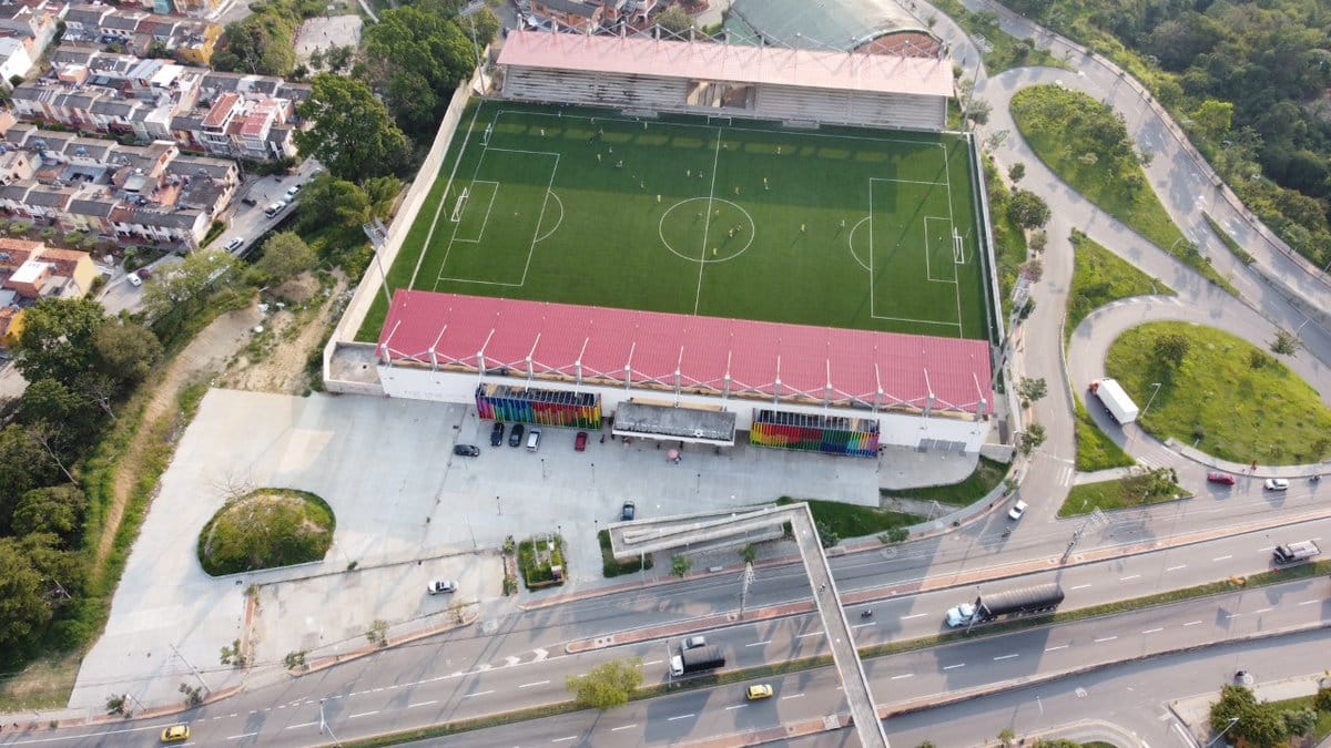 Vehículo se incendió en la grama  del estadio de Piedecuesta