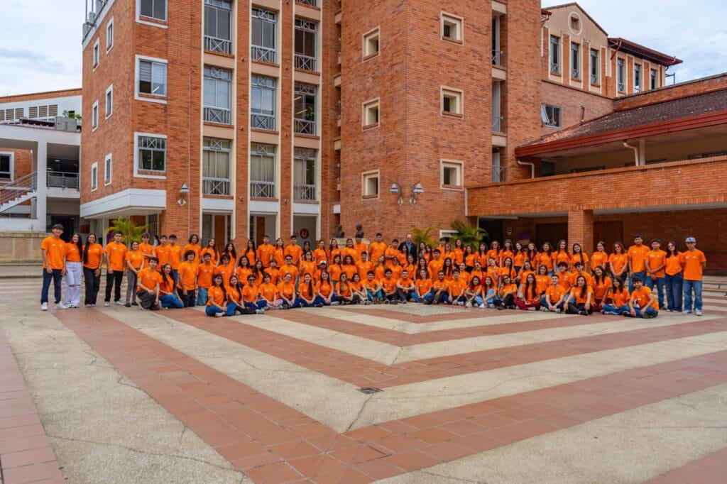 Fondo de Becas UNAB supera los 100 beneficiarios y recauda más de $1.600 millones para educación superior