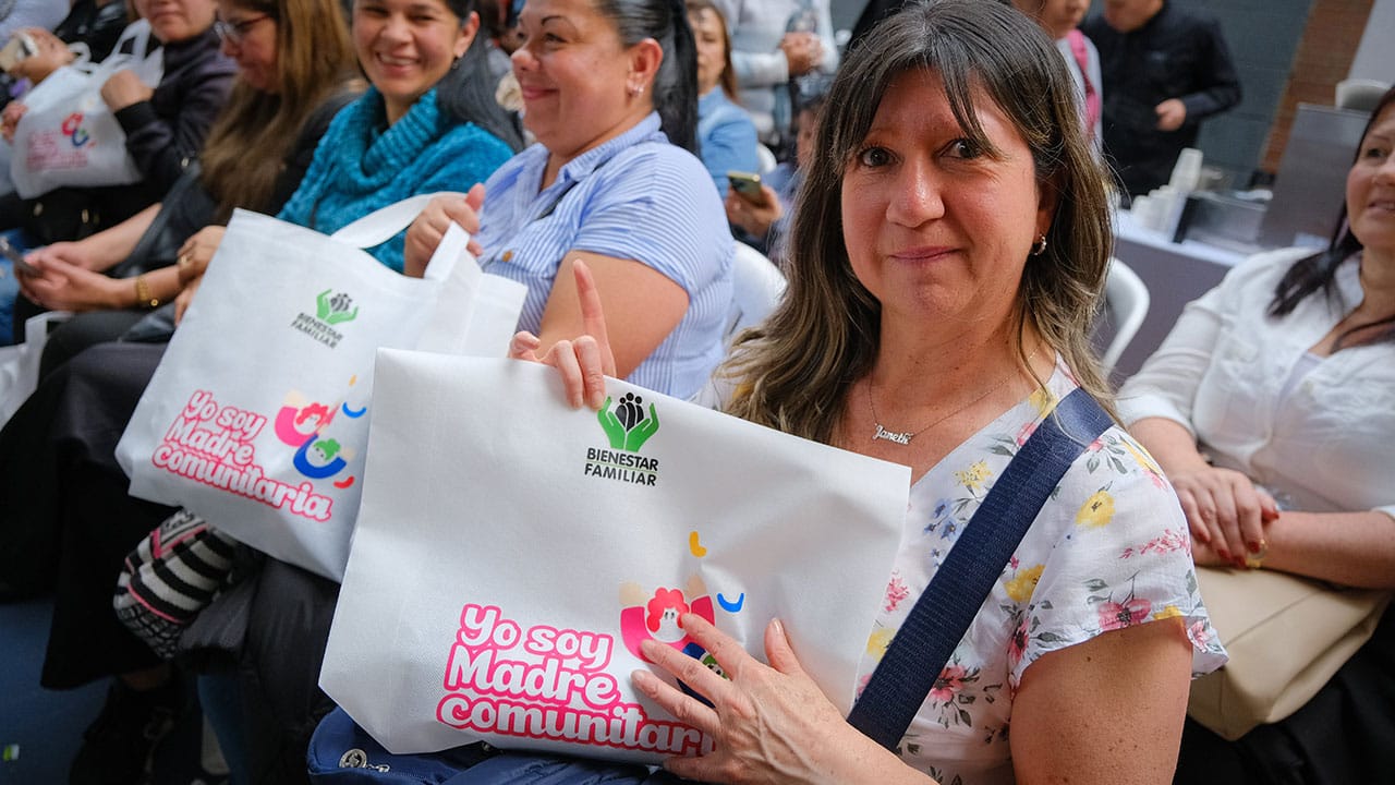 Petro exigió llevar a cero la cifra de la tercerización laboral en el ICBF