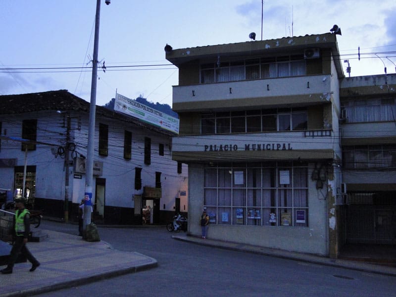 Condenan a exsecretaria de infraestructura de San Vicente por contratación irregular