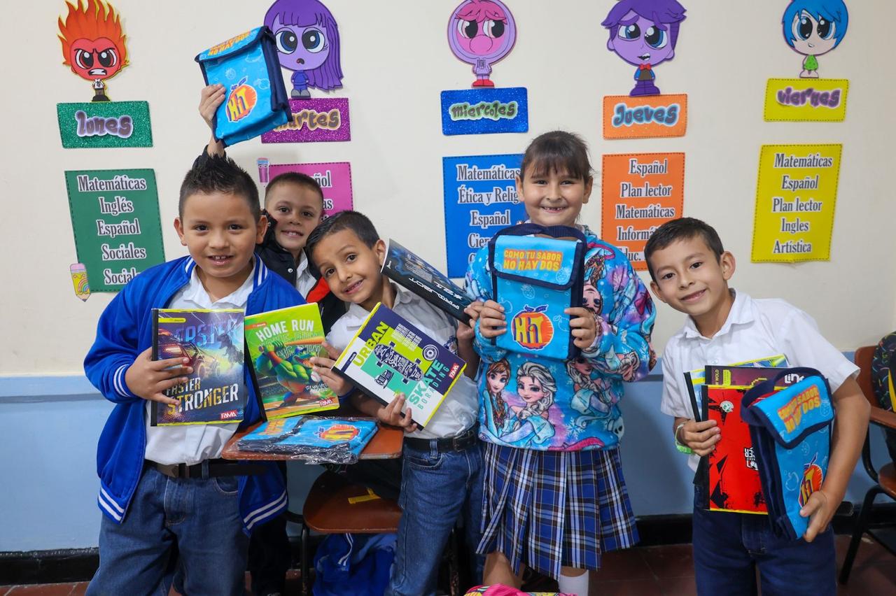 Kits escolares para los más pequeños de las veredas más apartadas de Floridablanca