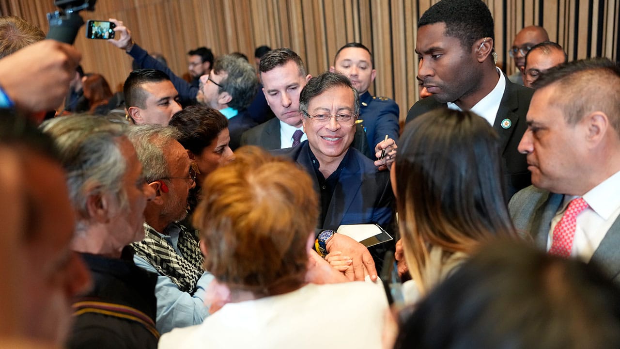 Aumento del salario mínimo no elevó precios en enero’: Petro