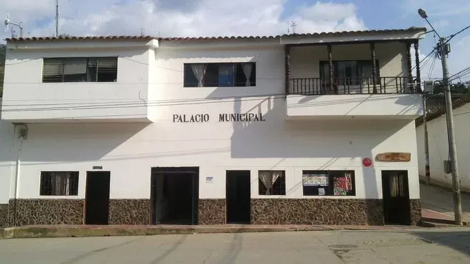 Contrato por “calamidad” bajo sospecha en Santander: Investigan a exalcalde por presuntas irregularidades