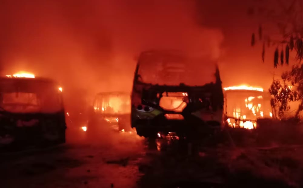 Catorce buses consumidos por las llamas en el Portal Metrolínea de Girón