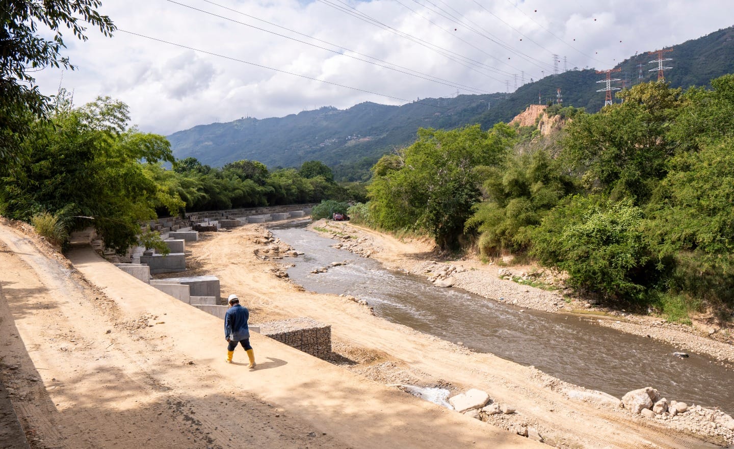 Barrera de concreto para frenar la amenaza del Río de Oro entregó la CDMB