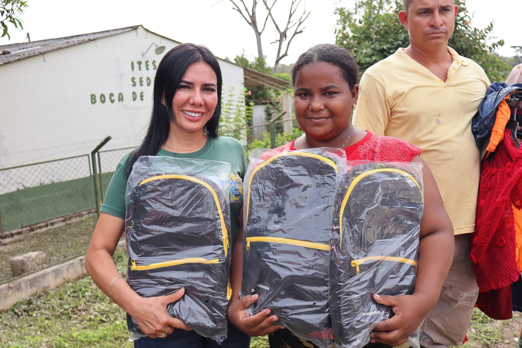 Kits escolares para las comunidades rurales en Sabana de Torres