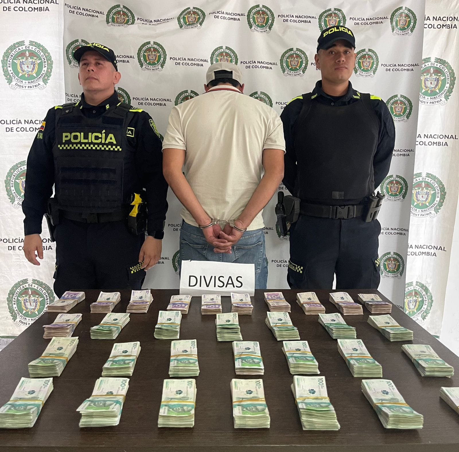 Intentó sobornar a policías y cayó con $255 millones en efectivo