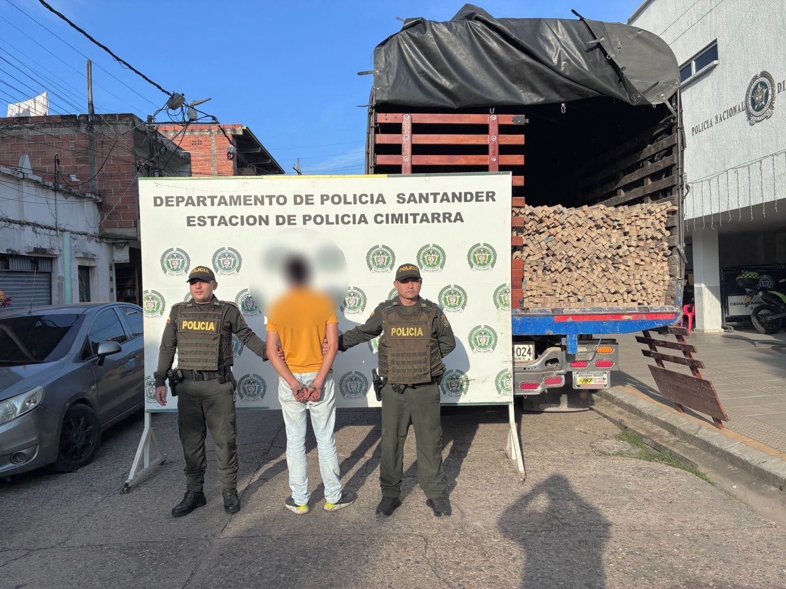 Tres capturados por transportar madera ilegal en vías de Landázuri