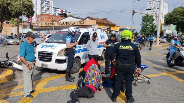 Par de heridos tras choque entre taxi y motocicleta en el centro de Bucaramanga