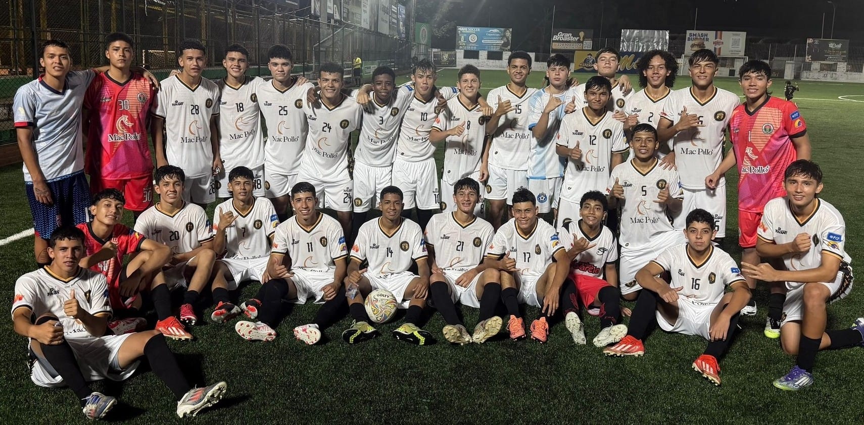 Selección Santander U15 ante Sucre en la cancha Marte
