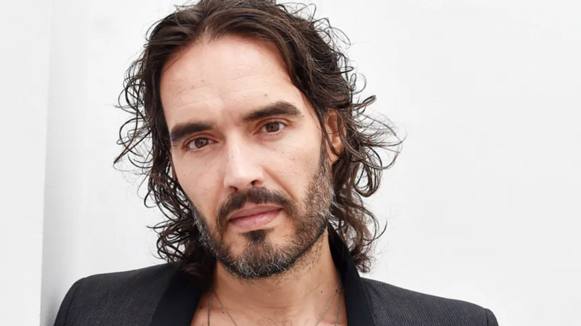 Aplazan juicio contra Russell Brand por delitos sexuales