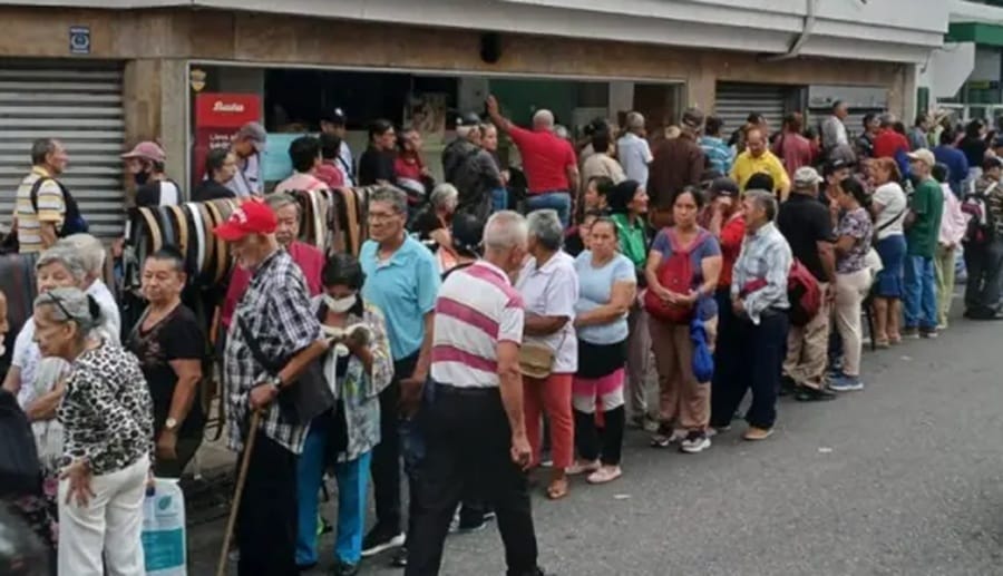 Filas para reclamar subsidios se acaban para los adultos mayores