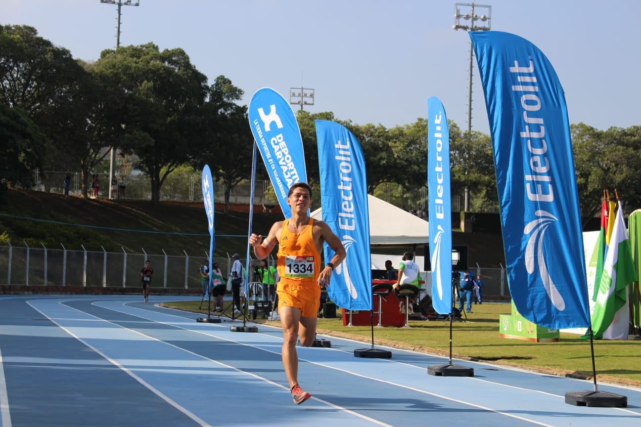 Paula y Marco Andrey ganadores de la Carrera UIS