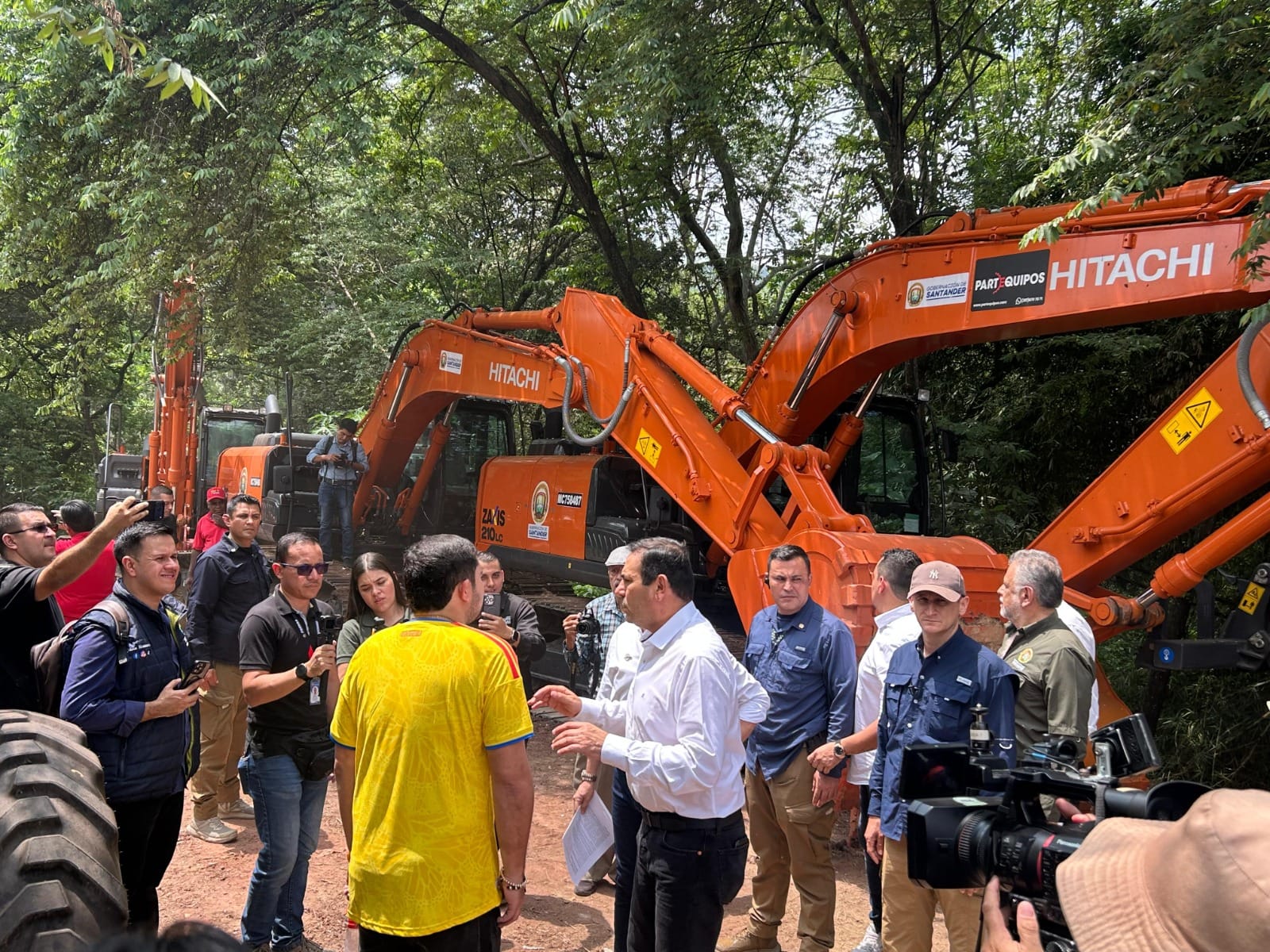 Gobernador enciende los motores de la maquinaria amarilla en Santander