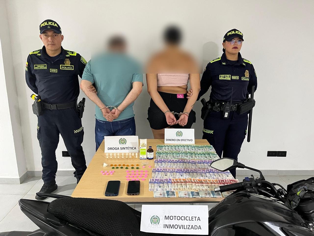 Capturada pareja con drogas sintéticas y dinero en vía Zapatoca- Girón, intentaron sobornar a la policía